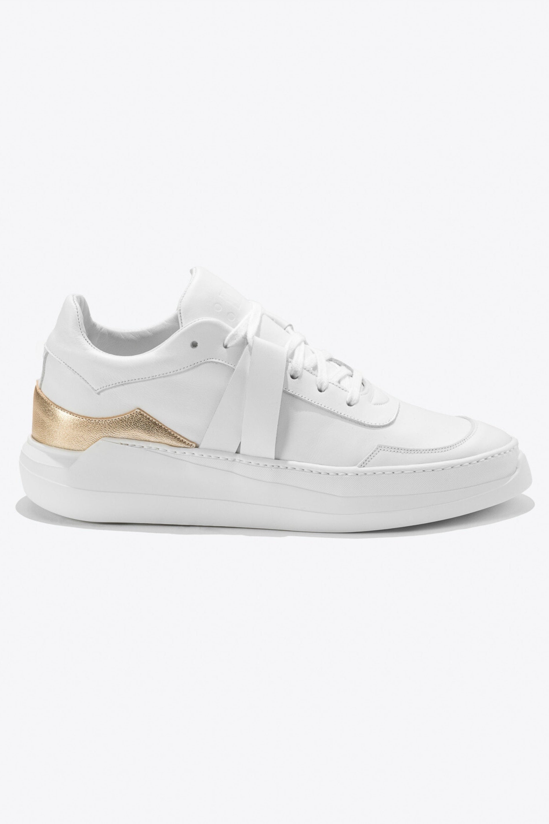 Sneakers artisanales made in france EVI G1 Or polaire en cuir lisse blanc et cuir métallisé doré
