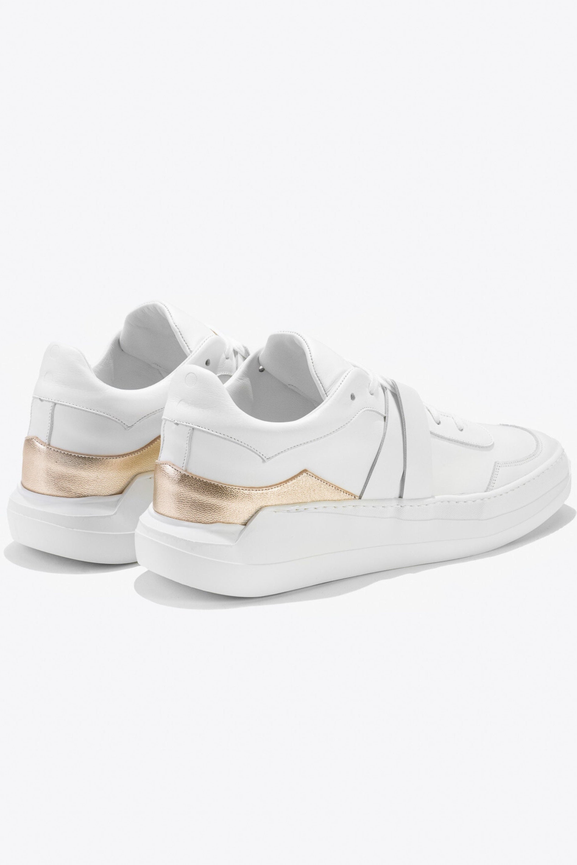 Sneakers artisanales made in france EVI G1 Or polaire en cuir lisse blanc et cuir métallisé doré