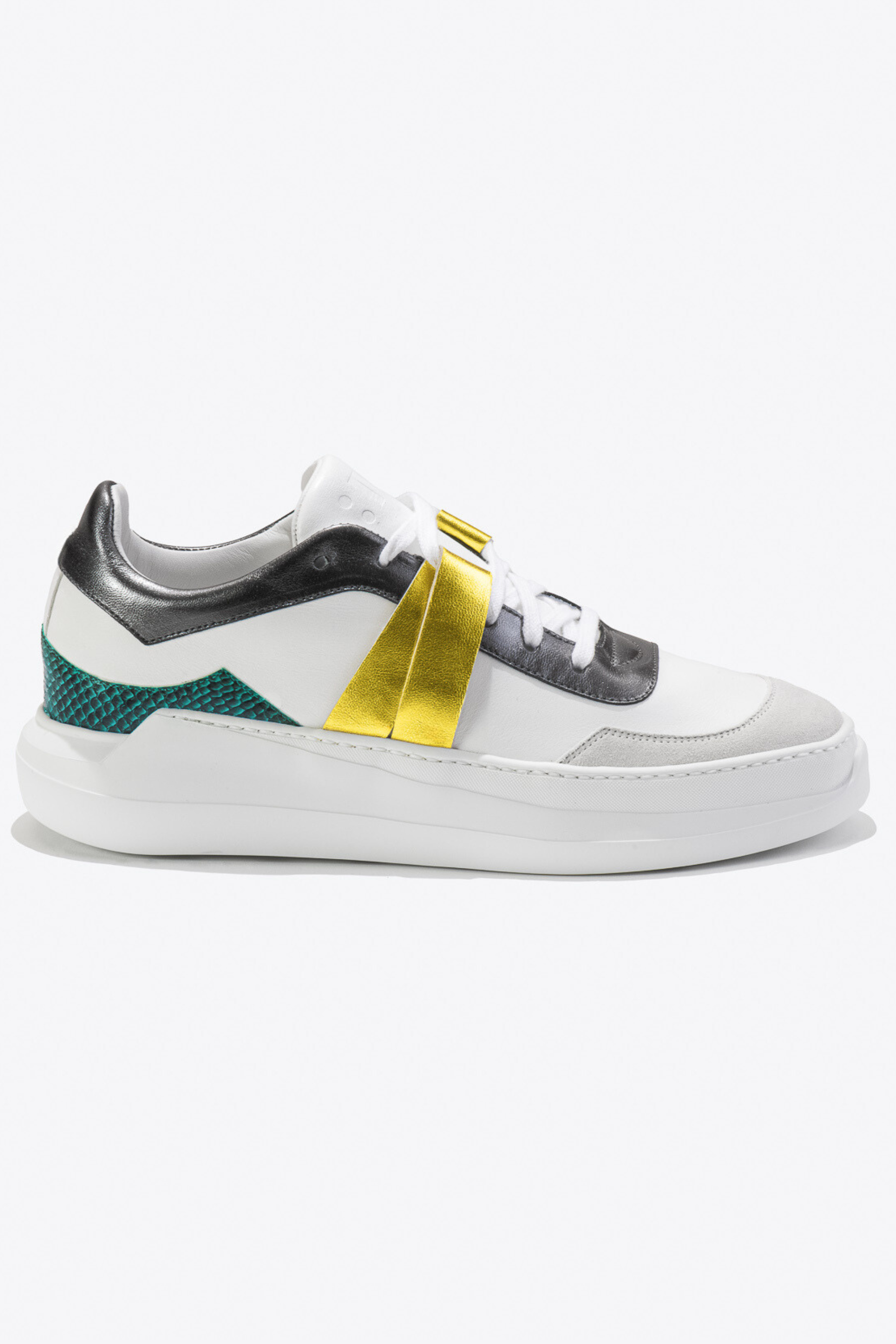 Sneakers artisanales made in france EVI G225 Emeraude en cuir lisse blanc cuir de saumon vert et cuir métallisé jaune et gris