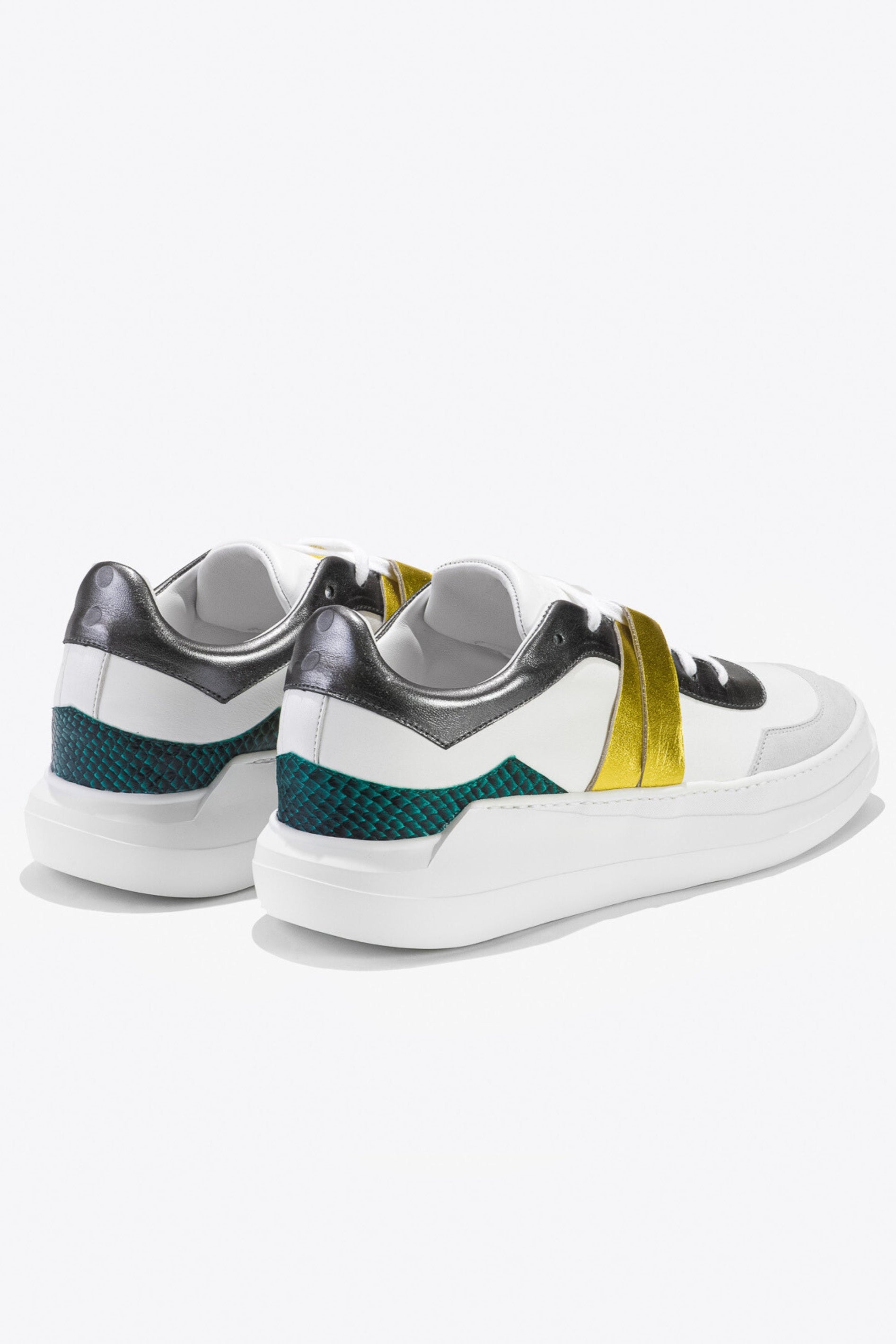 Sneakers artisanales made in france EVI G225 Emeraude en cuir lisse blanc cuir de saumon vert et cuir métallisé jaune et gris