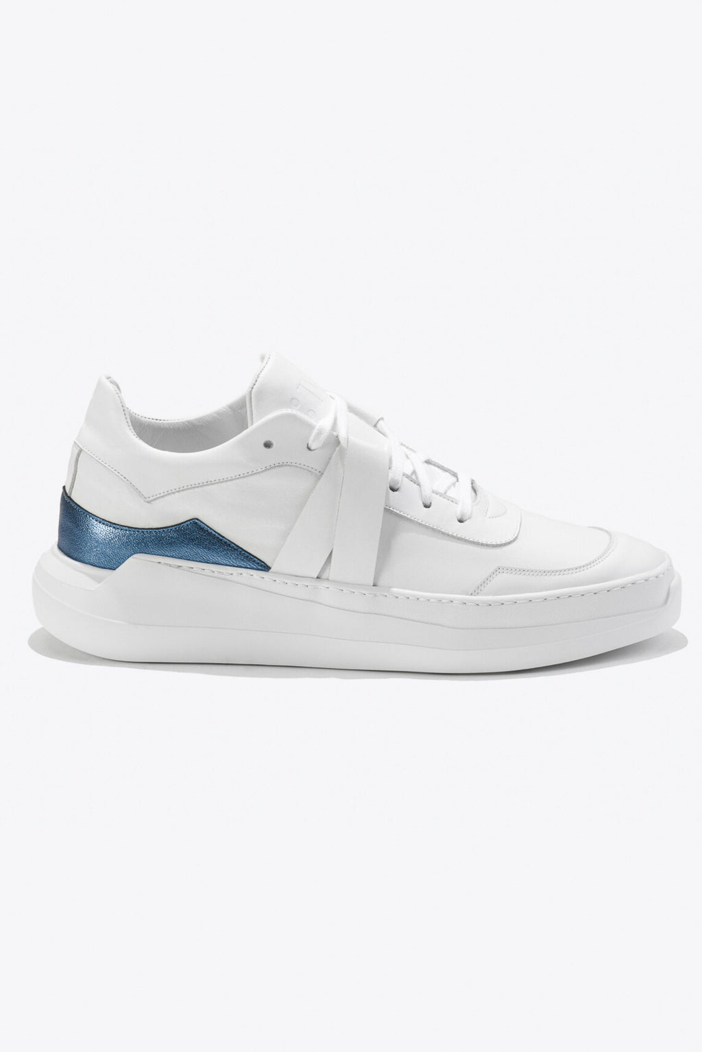 Sneakers artisanales made in france EVI G1 Bleu Abyssal en cuir lisse blanc et cuir métallisé bleu
