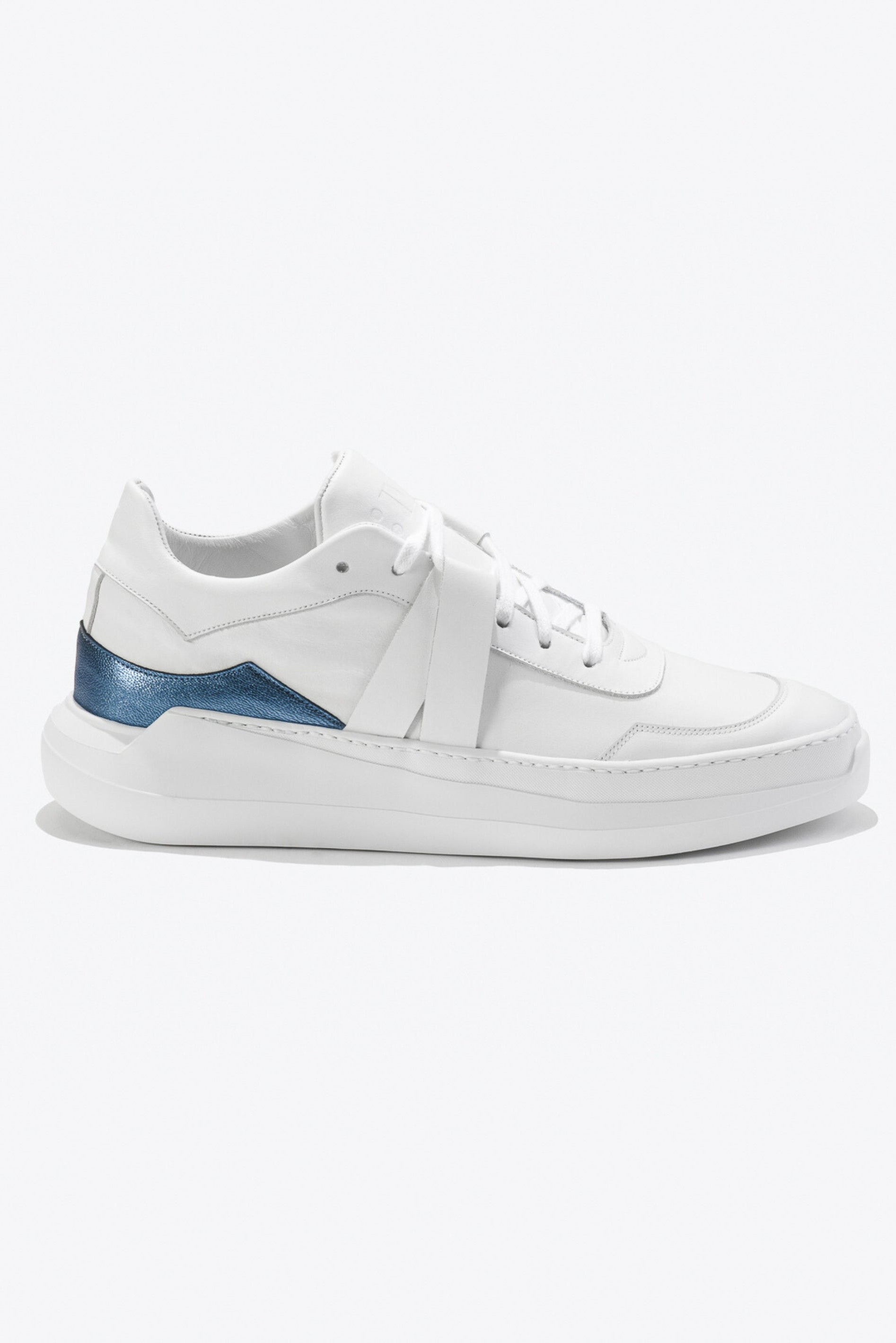 Sneakers artisanales made in france EVI G1 Bleu Abyssal en cuir lisse blanc et cuir métallisé bleu