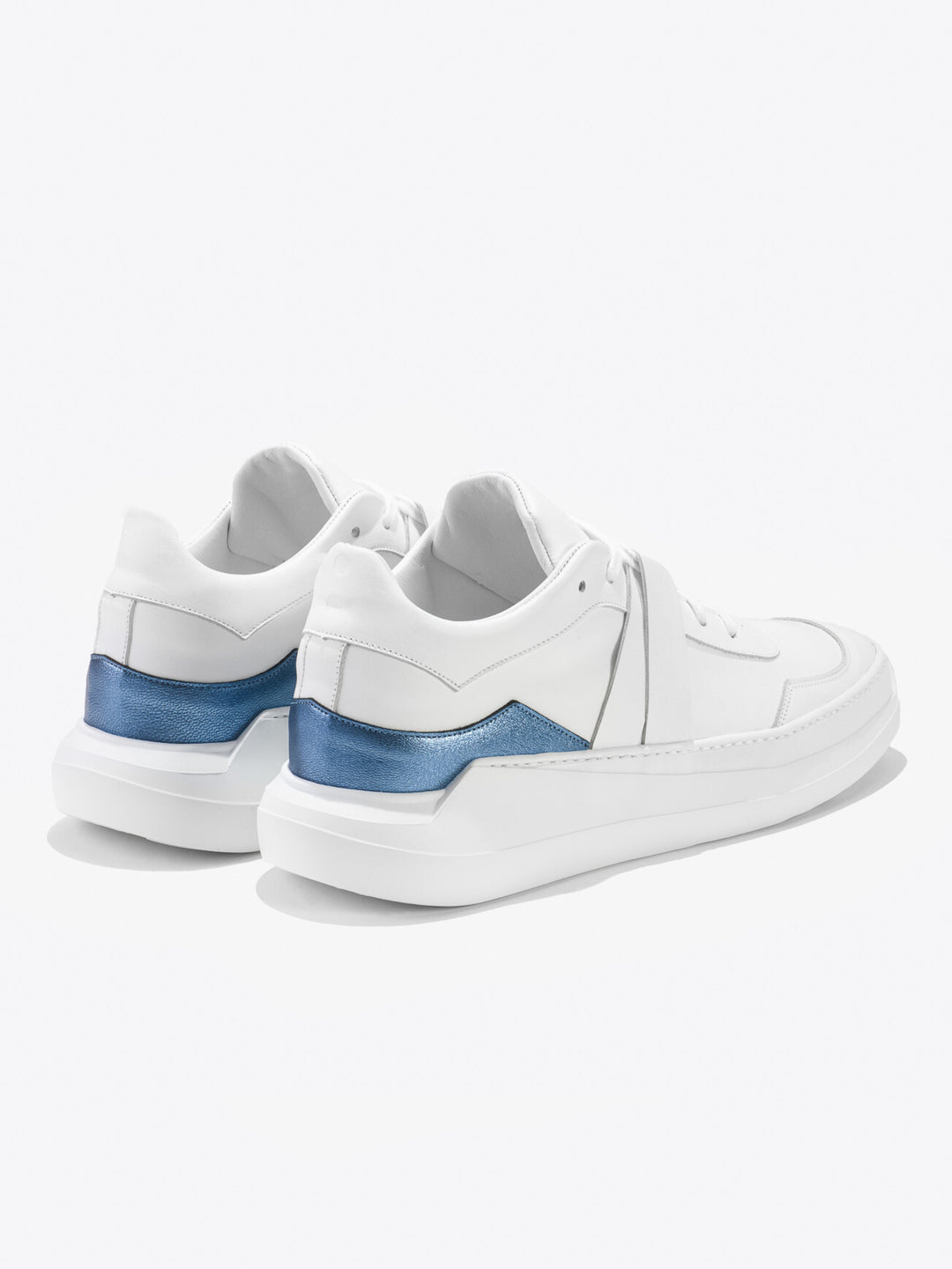 Sneakers artisanales made in france EVI G1 Bleu Abyssal en cuir lisse blanc et cuir métallisé bleu