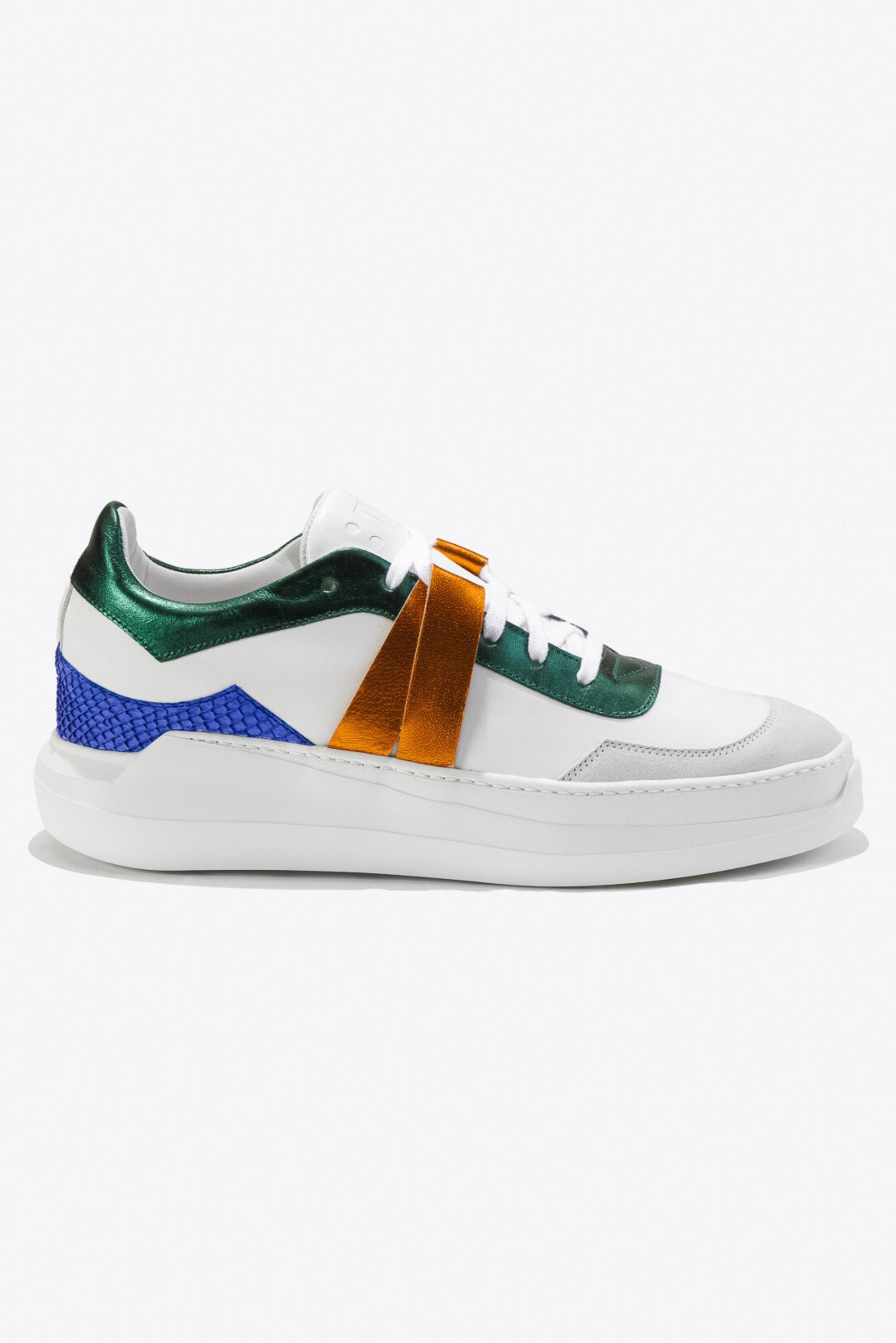 Sneakers artisanales made in france EVI G225 Ultraviolet en cuir lisse blanc cuir de saumon violet et cuir métallisé orange et vert