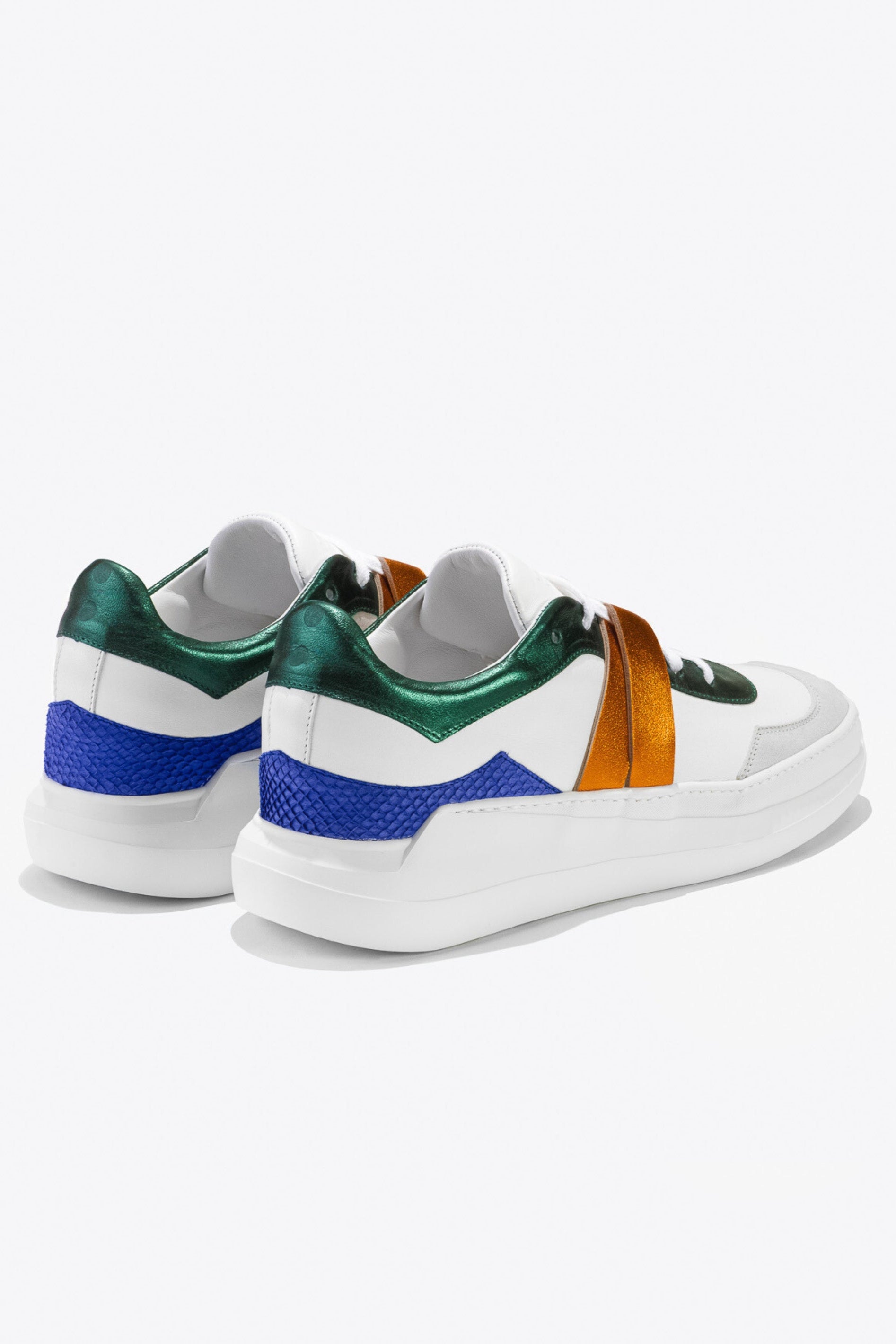 Sneakers artisanales made in france EVI G225 Ultraviolet en cuir lisse blanc cuir de saumon violet et cuir métallisé orange et vert