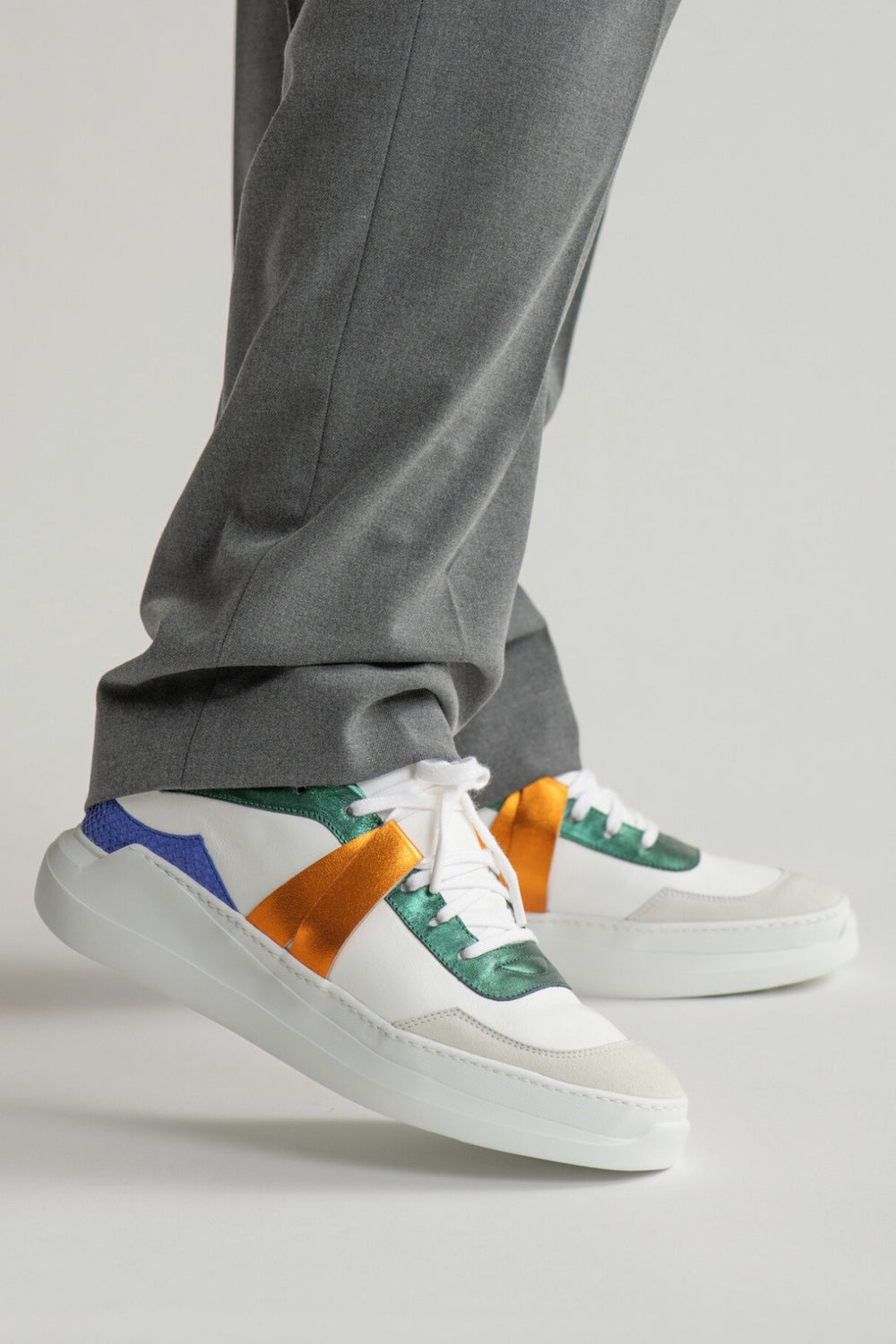 G225 : Ultraviolet - White smooth leather sneakers with green, orange, and purple inserts